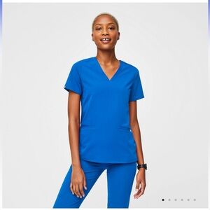 Figs Women's Casma Short Sleeve Scrub Top, royal blue size small